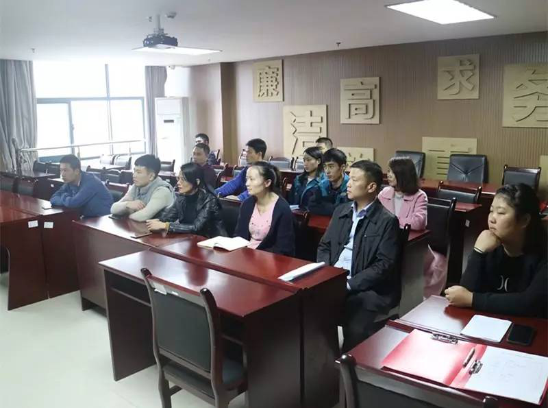 觀看交通安全警示片 倡導(dǎo)文明出行安全駕駛