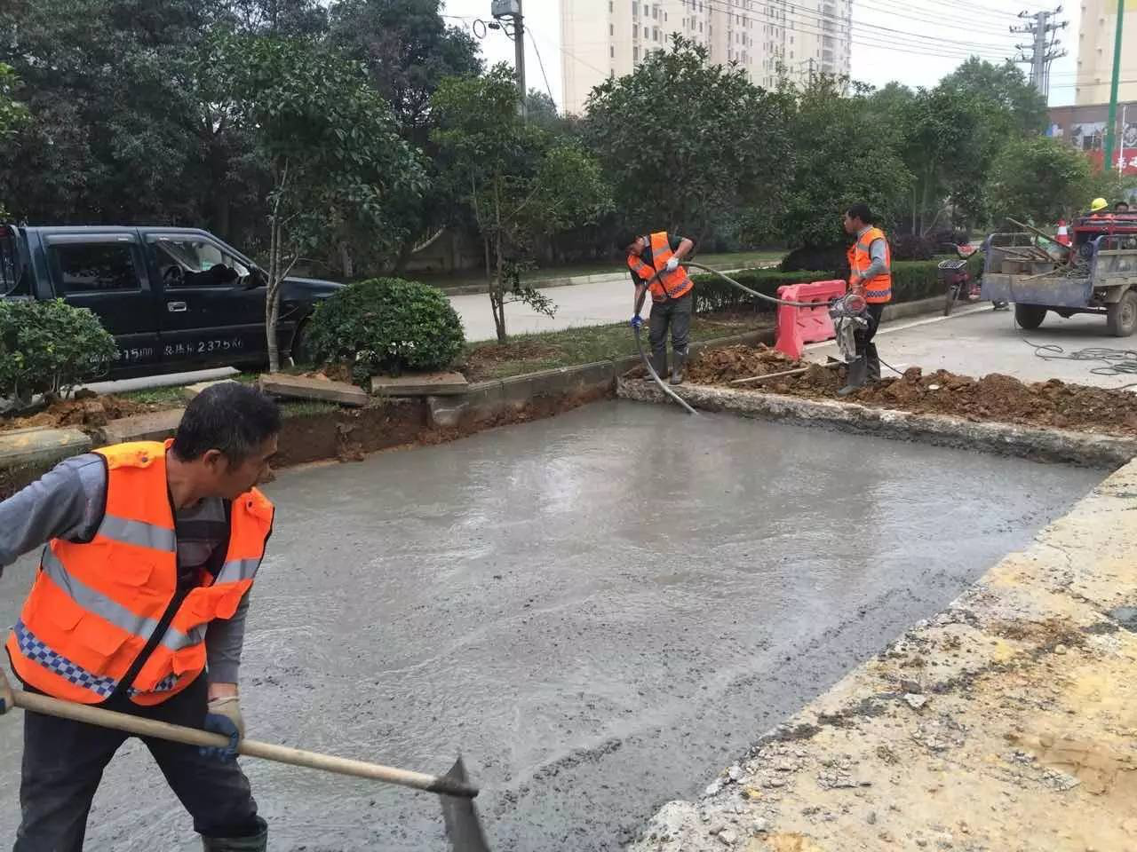 修繕道路惠民生&mdash;&mdash;菊圃路路面局部修補(bǔ)緊張進(jìn)行中