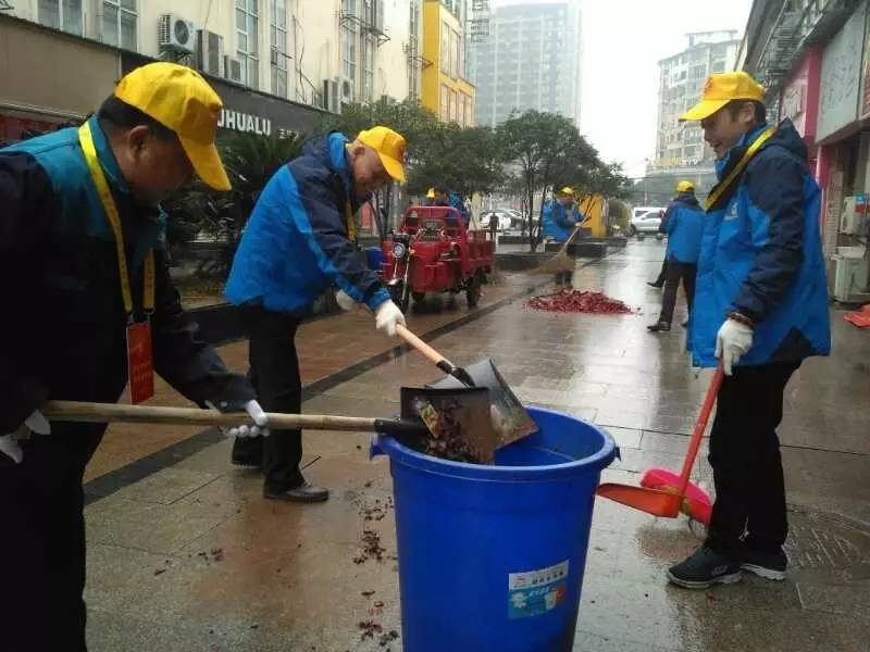 開展衛(wèi)生清理活動(dòng) 提高黨員服務(wù)意識