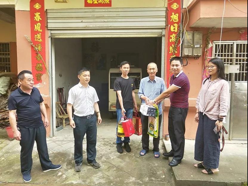 集團(tuán)機(jī)關(guān)黨支部開展&ldquo;慰問貧困戶 情暖端午節(jié)&rdquo;黨日活動(dòng)