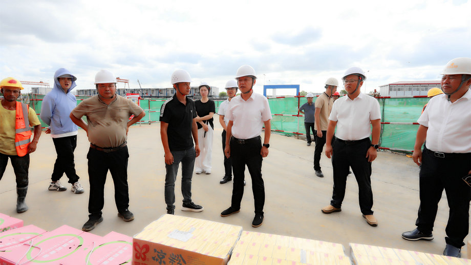 集團(tuán)黨委開展“情系一線、致敬堅(jiān)守者”夏日送清涼慰問活